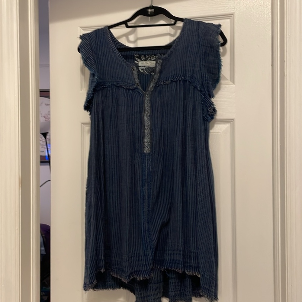 Free People baby doll tunic  size xs blue distressed  in excellent condition